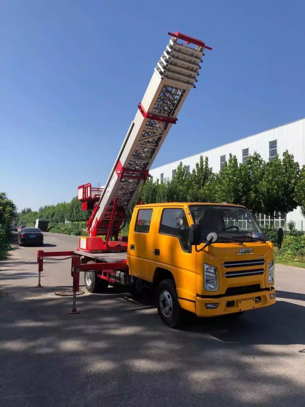 罗源县附近的云梯车出租服务：轻松解决高空作业需求