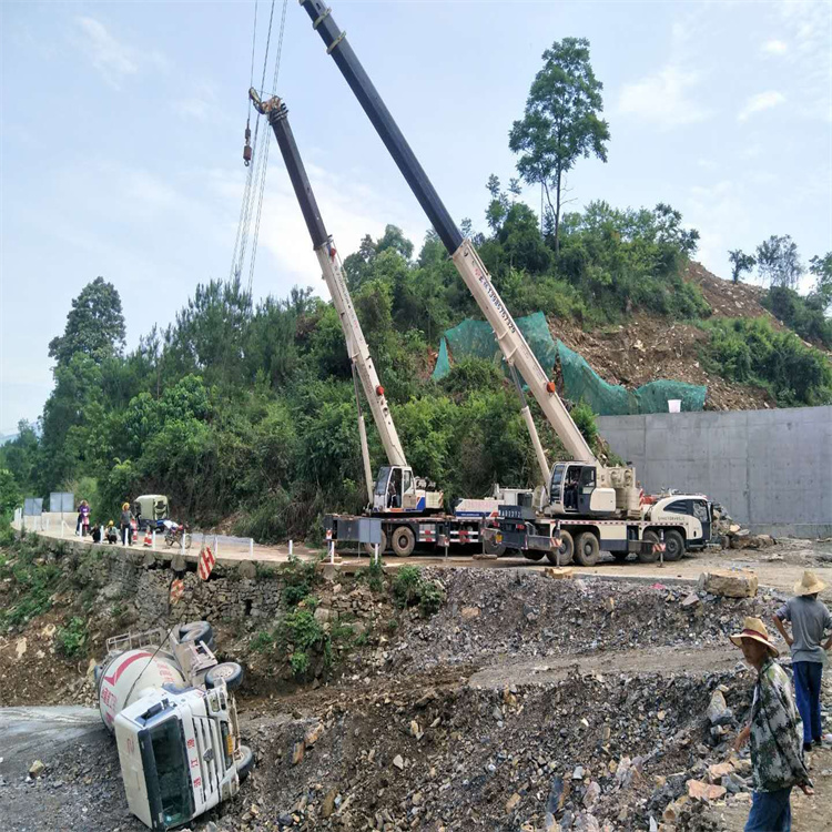罗源县汽车掉沟里叫吊车救援要多少钱